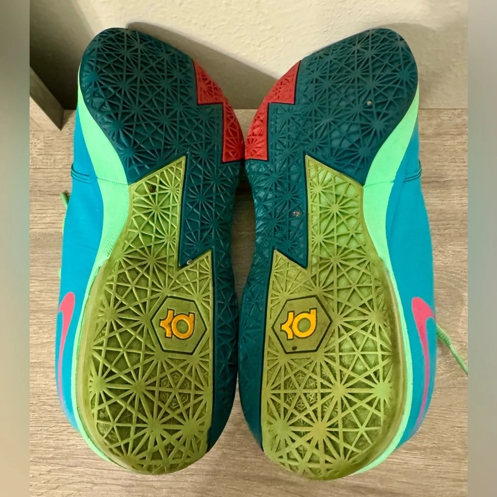 Nike KD VI 6 Hero Pack Size 7YTurbo Vivid Pink Nightshade.  Great Condition!